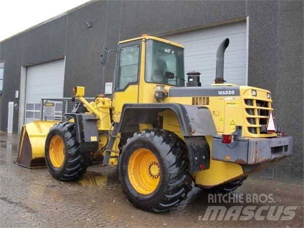 Komatsu WA320 Gumikerekes homlokrakodók