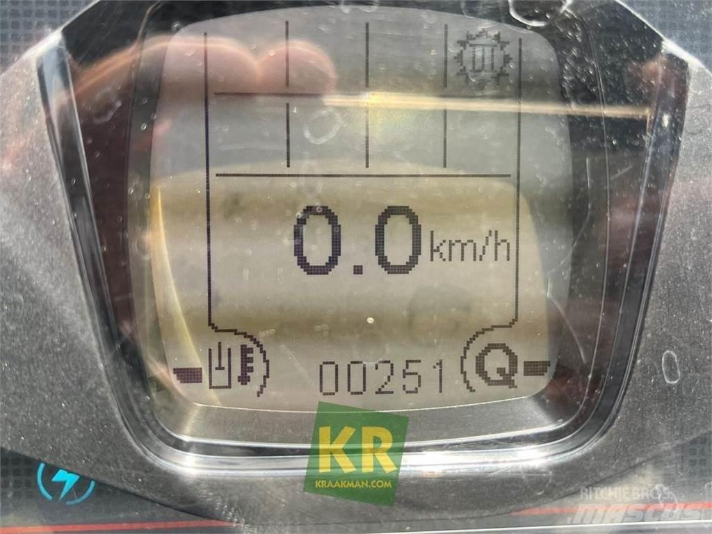 GiANT G2200E Homlokrakodók és kotrók