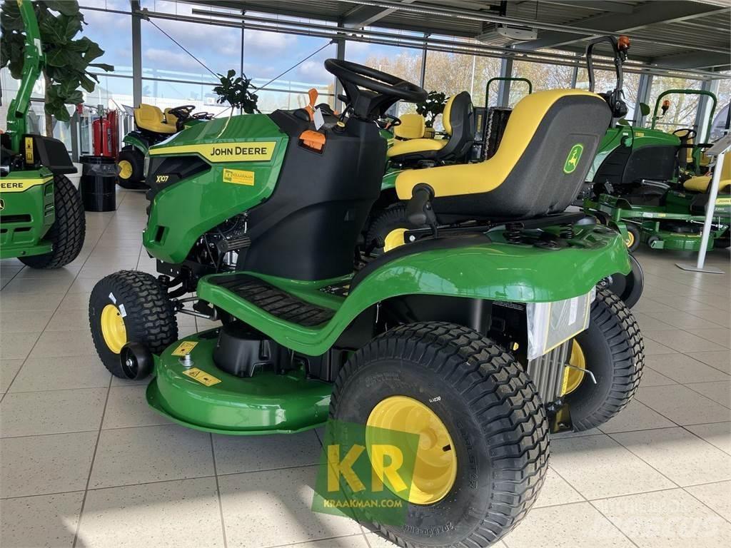 John Deere X107 Ráülős fűnyírók