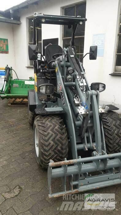 GiANT G2200E-3 Gumikerekes homlokrakodók