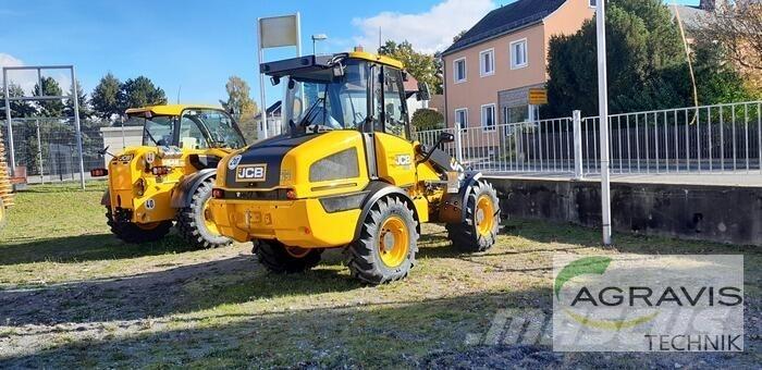 JCB 409 AGRI STUFE V Gumikerekes homlokrakodók