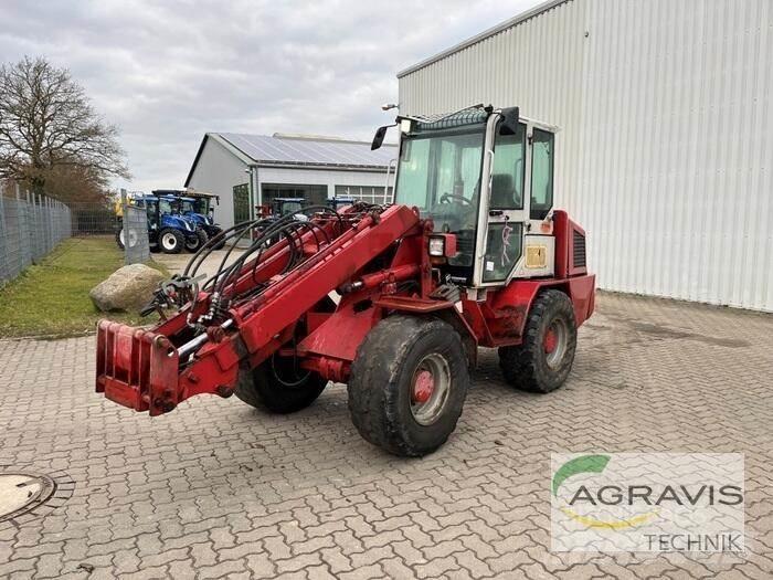 Weidemann 4004 Gumikerekes homlokrakodók