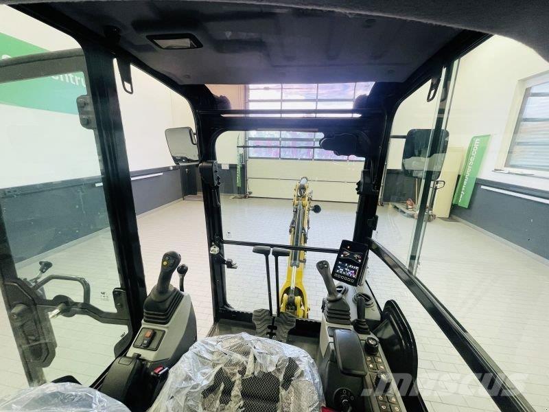 CAT 302CR-05A Gumikerekes kotrók