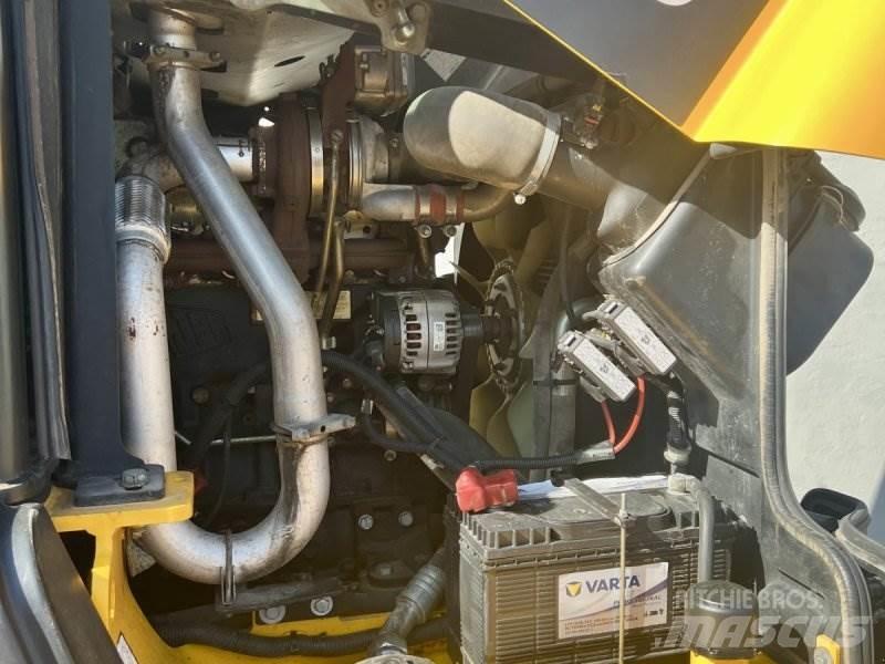 JCB TM 320 S Gumikerekes homlokrakodók