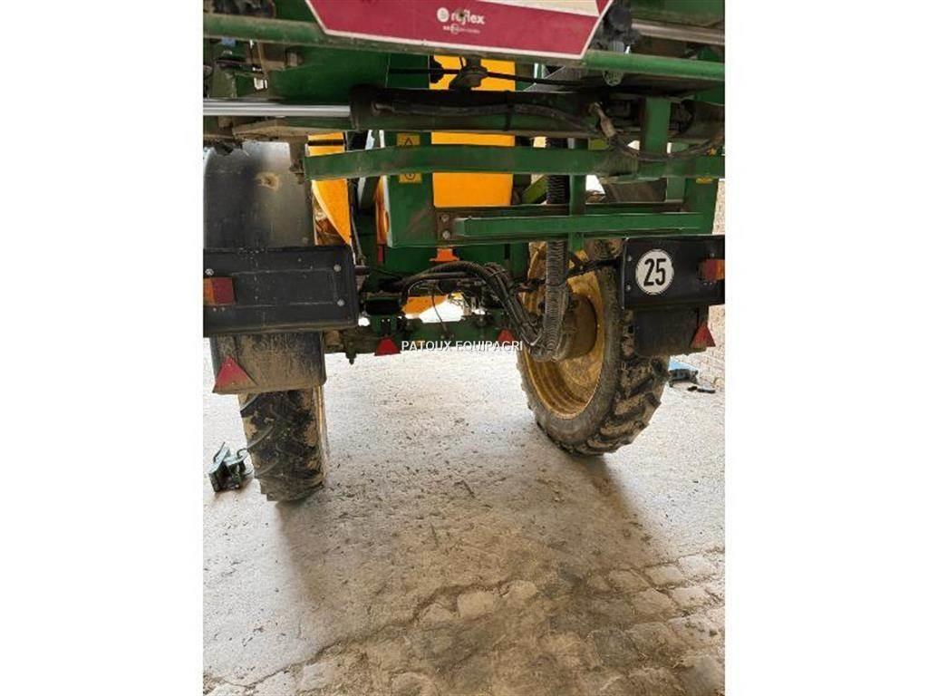 John Deere 832I Vontatott trágyaszórók