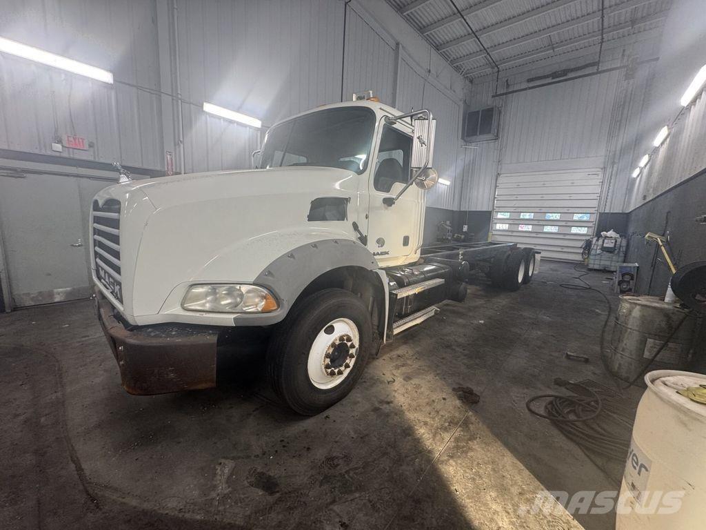 Mack GU813 Fülkés alváz