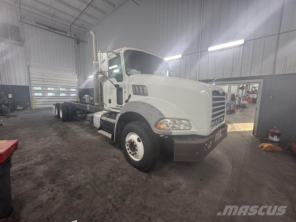 Mack GU813 Fülkés alváz