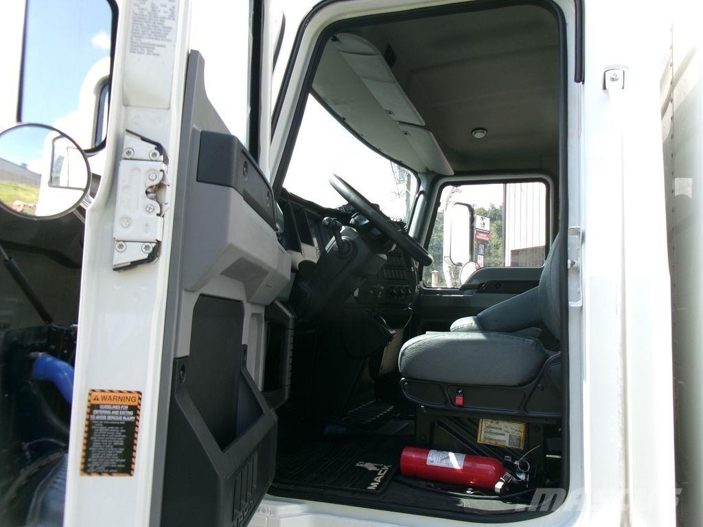 Mack MD6 Dobozos teherautók