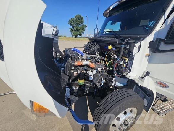 Peterbilt 536 Platós / Ponyvás teherautók