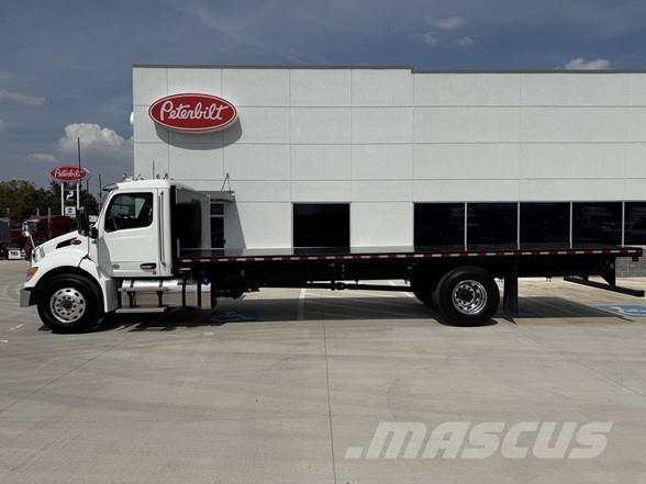 Peterbilt 537 Platós / Ponyvás teherautók