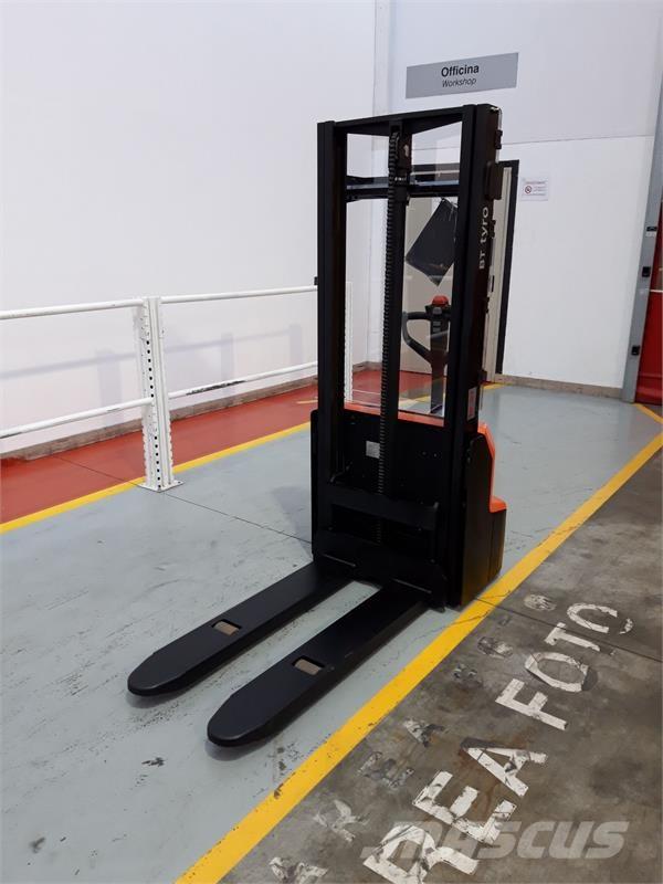 BT SHE100 Kézi raklapemelők