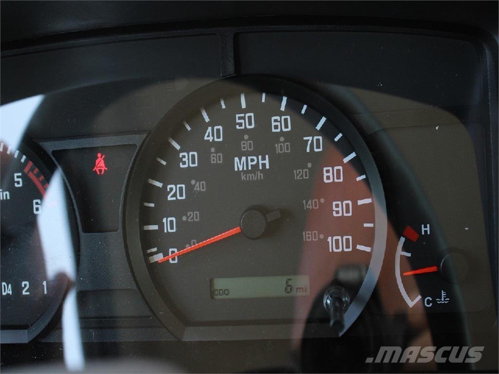Isuzu NPR-HD Platós / Ponyvás teherautók