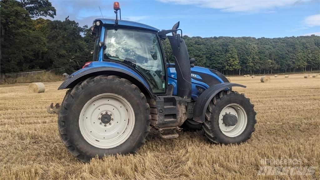 Valtra T214V Traktorok