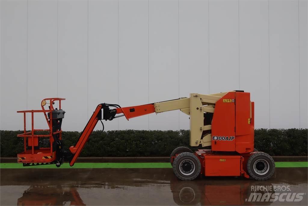 JLG E300AJP Karos emelők