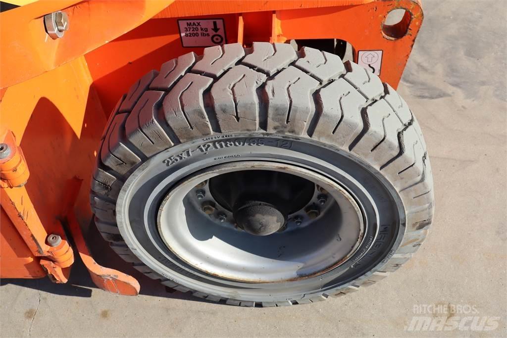 JLG E300AJP Karos emelők