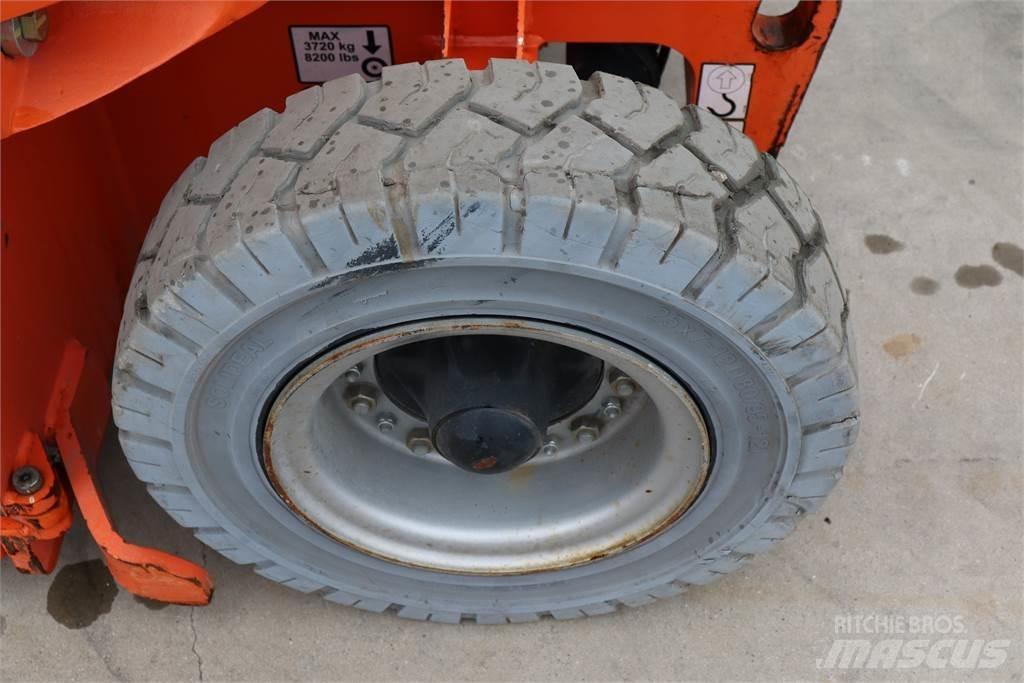 JLG E300AJP Karos emelők