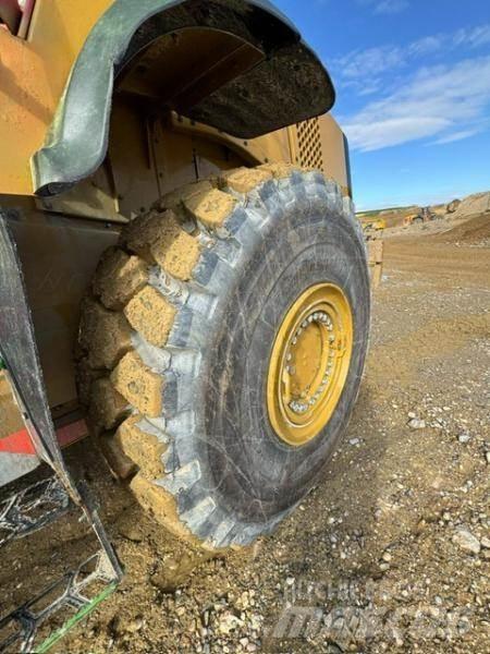 CAT 980M Gumikerekes homlokrakodók