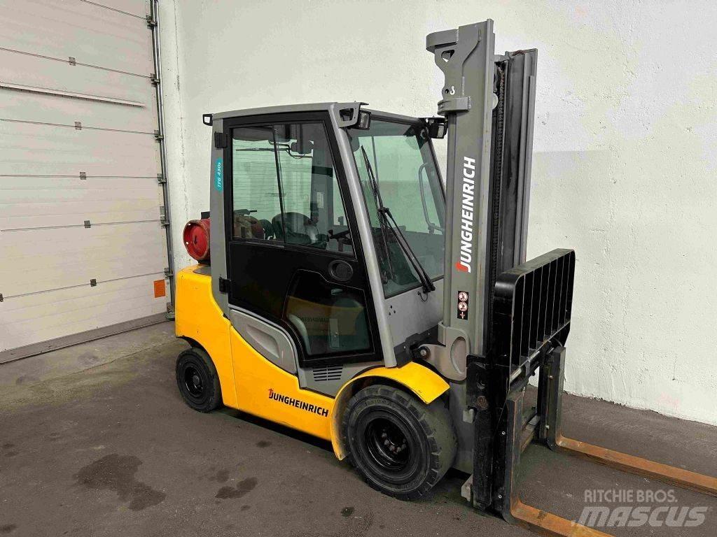 Jungheinrich TFG 430s Gázüzemű targoncák