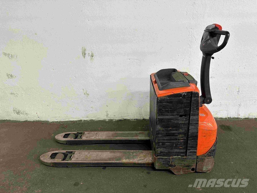 Toyota LWE 200 Alacsony emelőkocsi