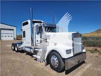 Kenworth W900L