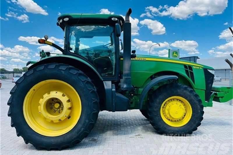John Deere 8335R Traktorok