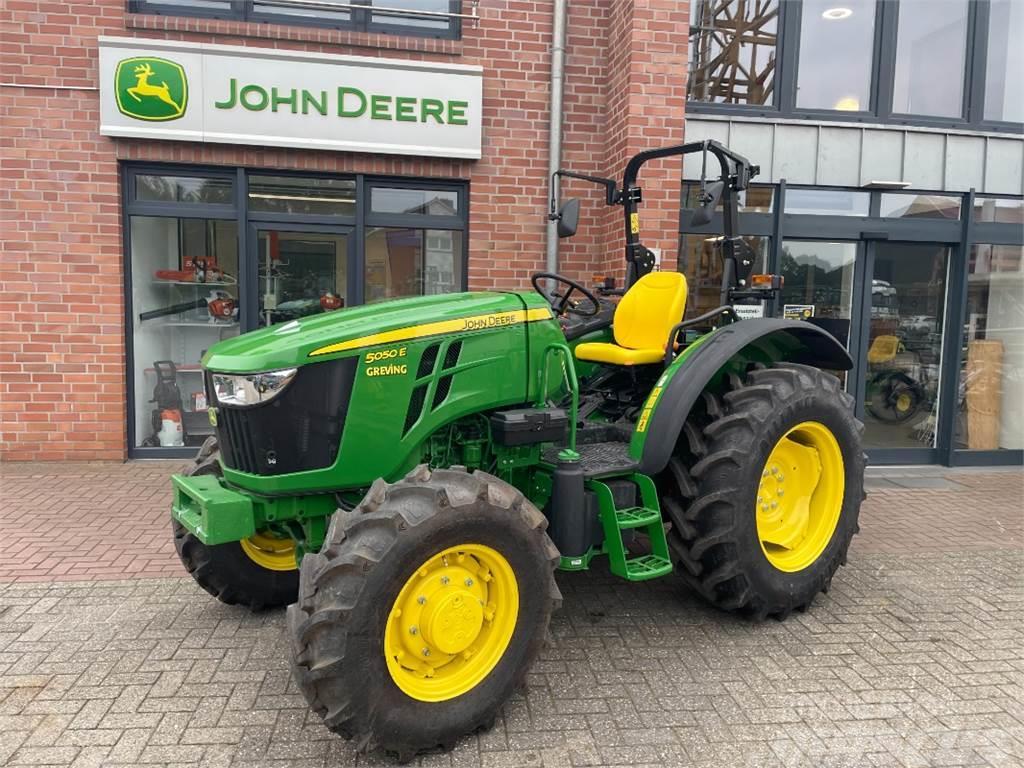 John Deere 5050E + Wagenanhängevorrichtung Traktorok