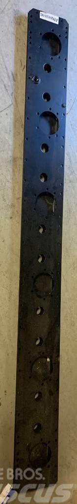 Junkkari LN245 cutter bar (sump & lid) D2421030100 Lánctalpak, láncok és futóművek