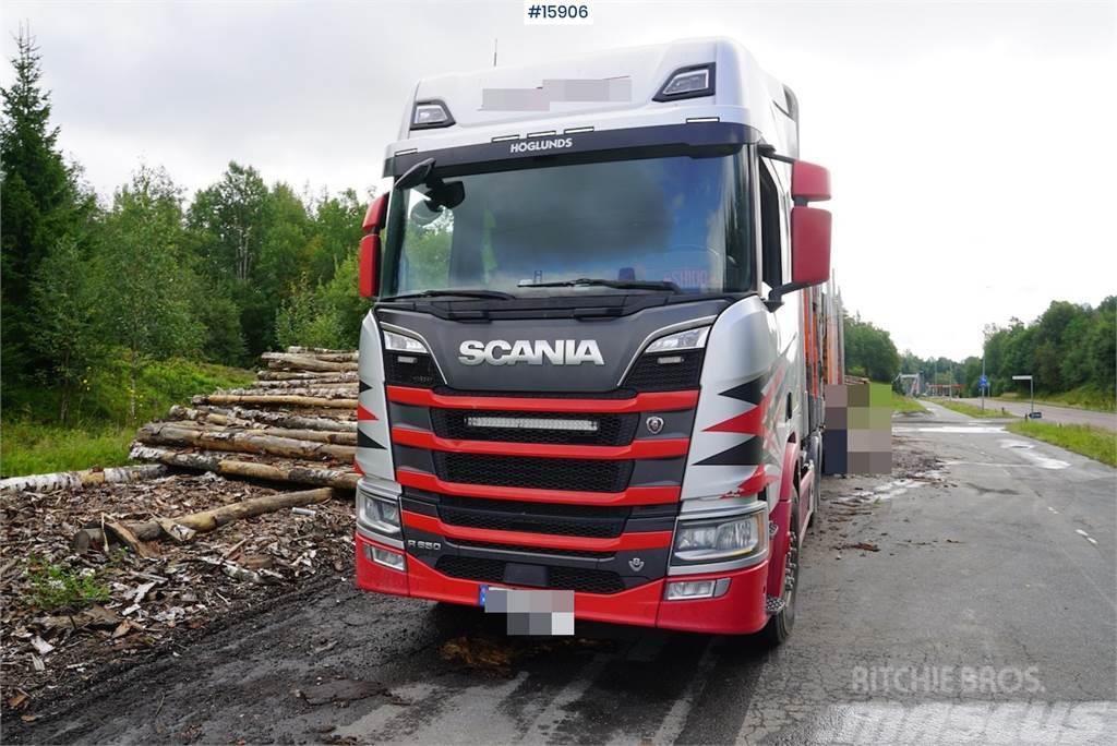 Scania R650 6x4 timber truck with crane Rönkszállító teherautók