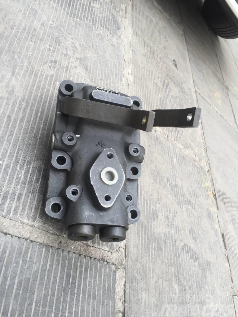 Komatsu D65E-8 steering valve assembly 144-40-00100 Váltók