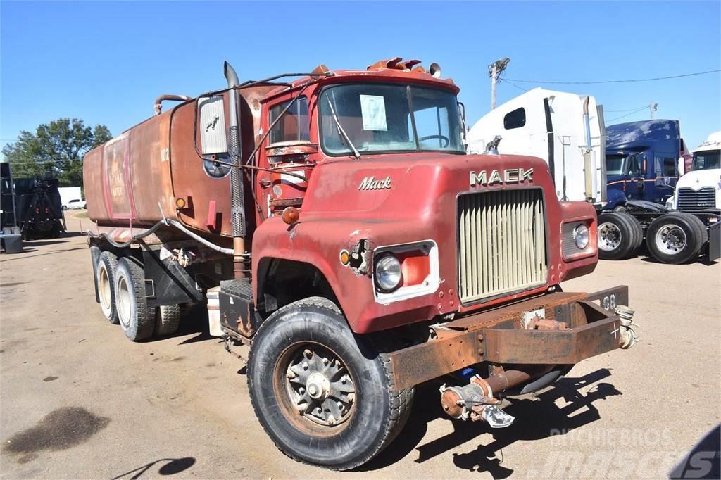 Mack DM685S Tartályos teherautók