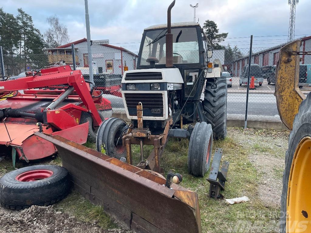 CASE 1494 Hydrashift med snöplog Traktorok