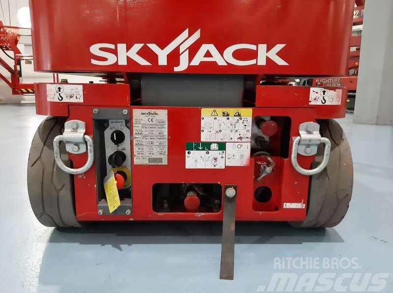 SkyJack SJ 12 Vertical mast lifts