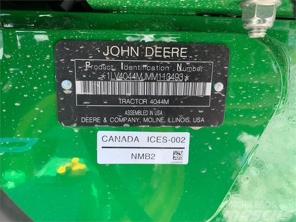 John Deere 4044M Traktorok
