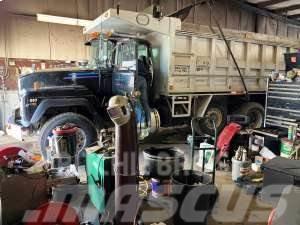 Mack RD688S Dump Truck Billenő teherautók