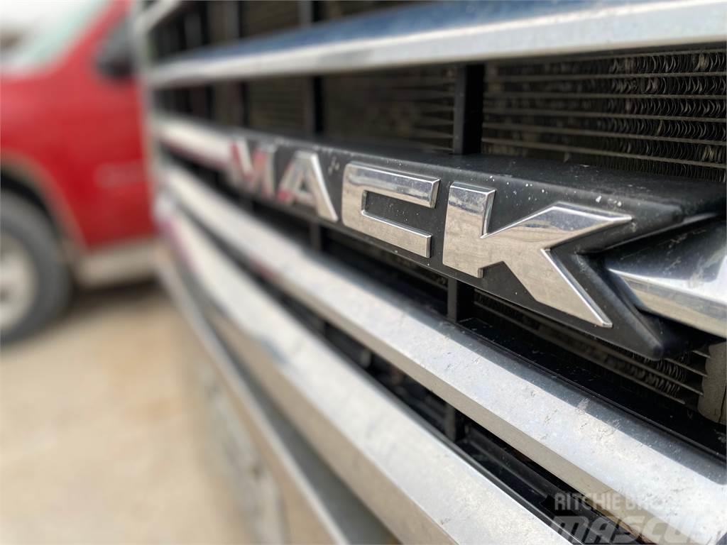 Mack CXU613 Nyergesvontatók