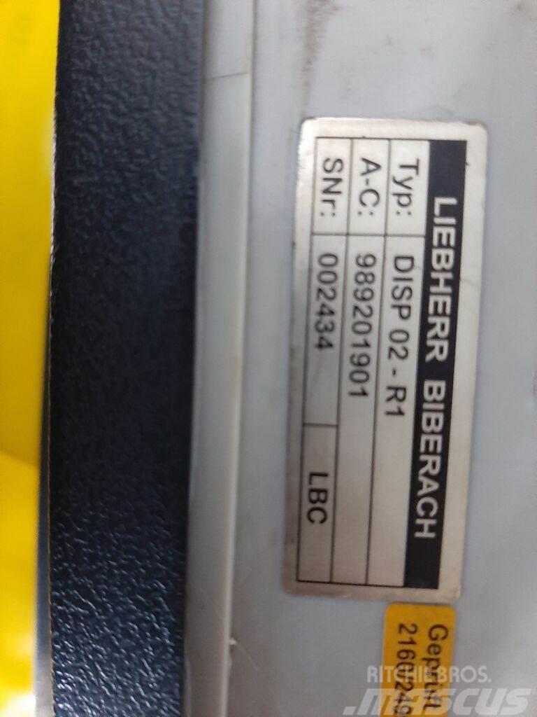 Liebherr R924B Panel sterowania, monitor Vezetőfülke és belső tartozékok