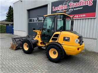 Volvo L25 L25F, LOW HOURS, bucket and forks!!