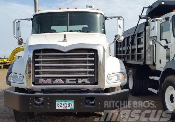 Mack water truck GU813E Tartályos teherautók