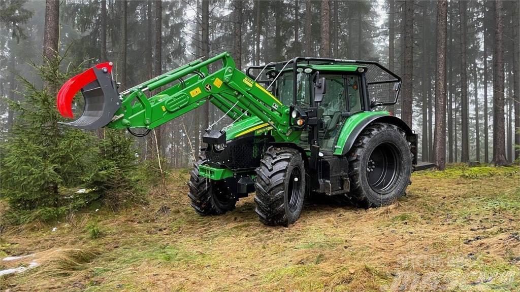 John Deere 6120M UVV Forstschlepper Erdészeti traktorok