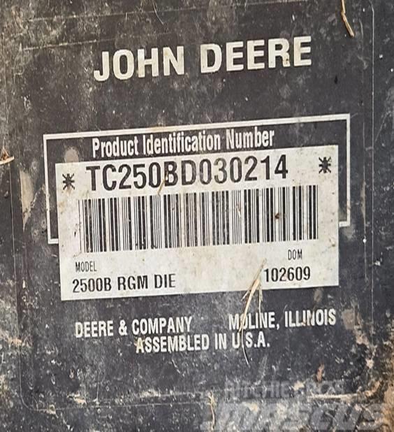 John Deere 2500 B PrecisionCut Ráülős fűnyírók