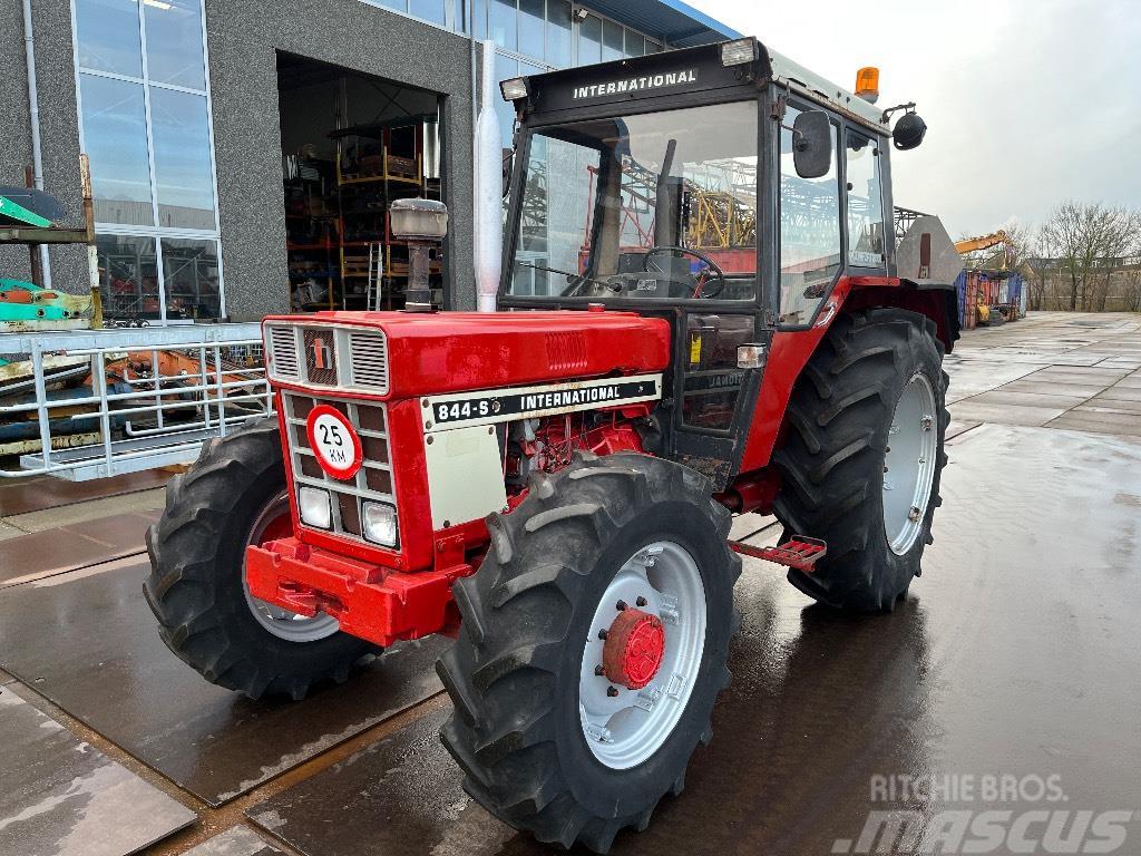 International 844 S 4x4 Traktorok