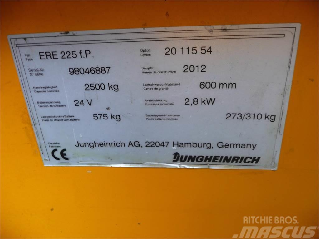 Jungheinrich ERE 225 Vezetőállásos alacsony emelőkocsi