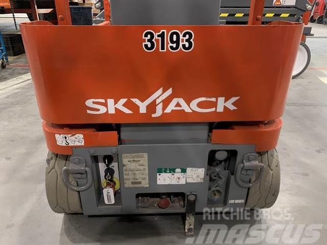 SkyJack SJ16 Vertical Mast Lift Személyemelők