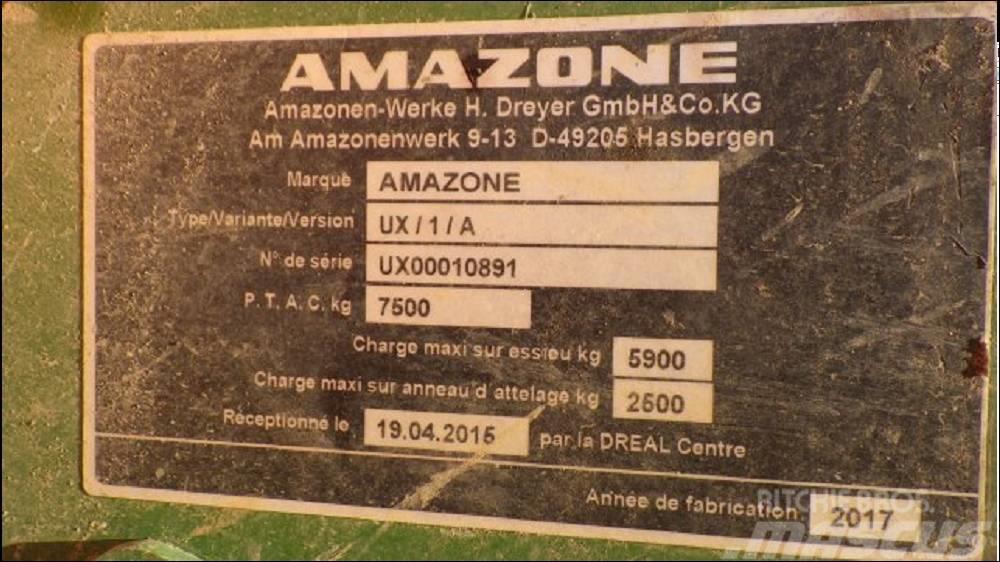 Amazone UX 3200 Special Vontatott trágyaszórók