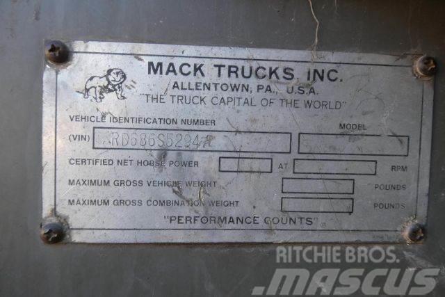 Mack RD686S Vízszállító teherautók