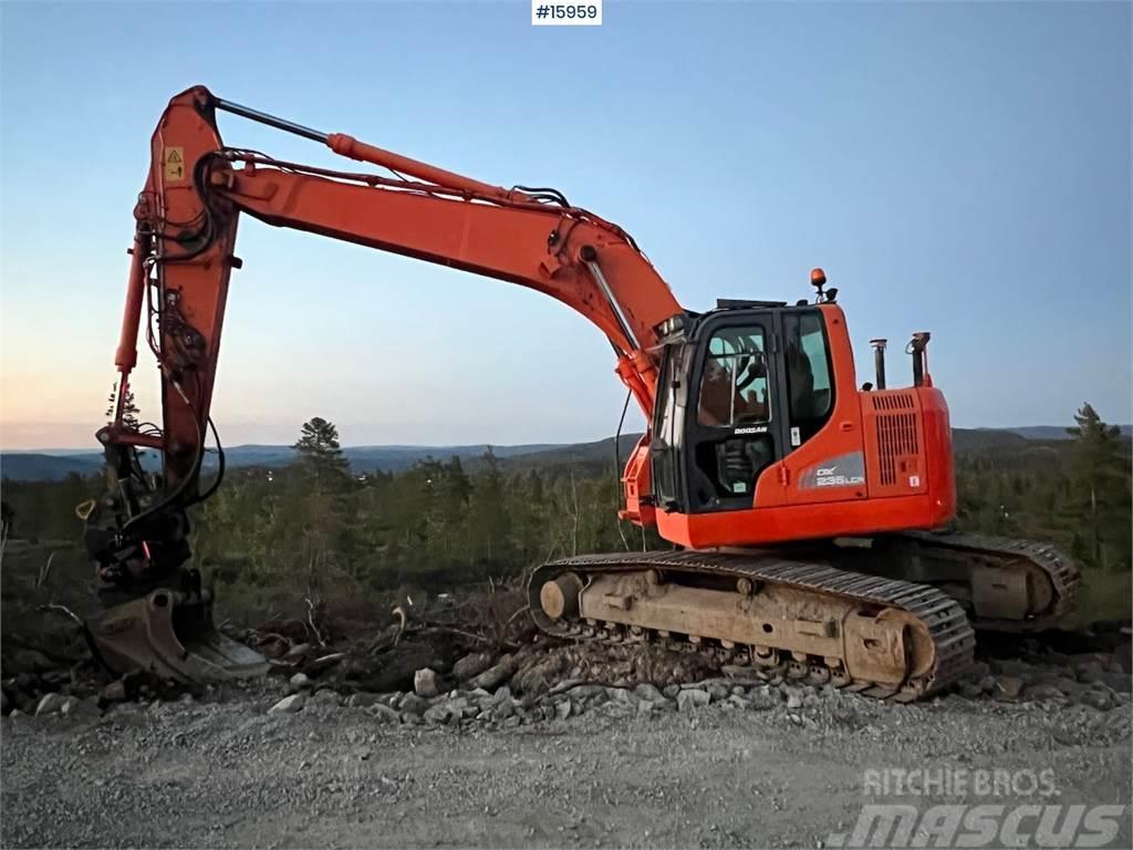 Doosan DX235LCR crawler excavator w/ GPS, bucket and tilt Lánctalpas kotrók
