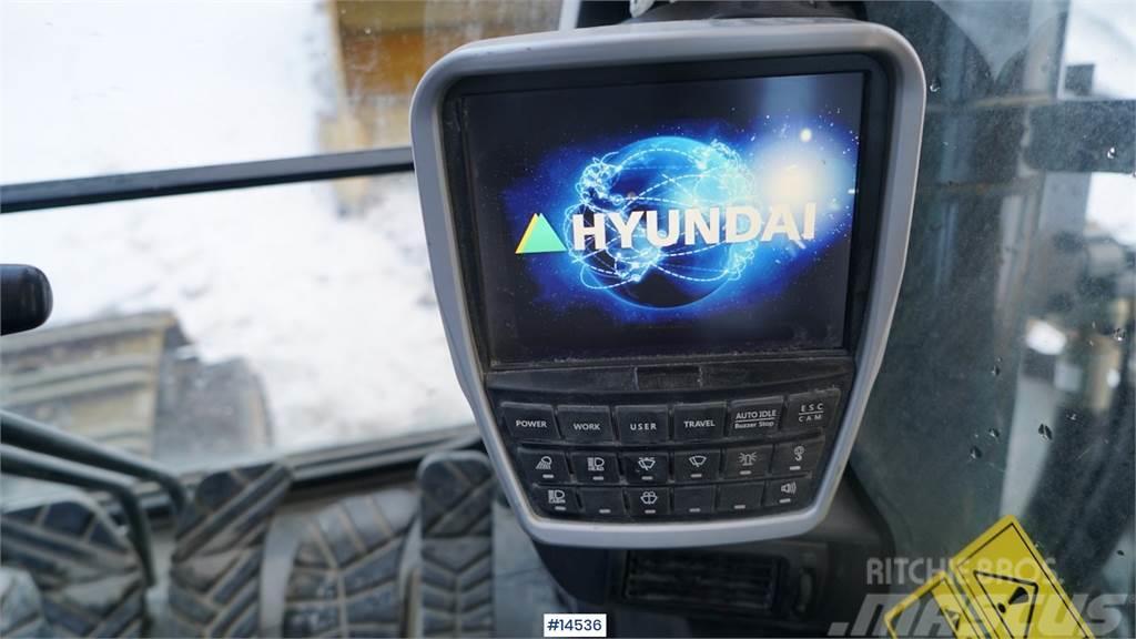 Hyundai HX520L digger w/ bucket. Lánctalpas kotrók