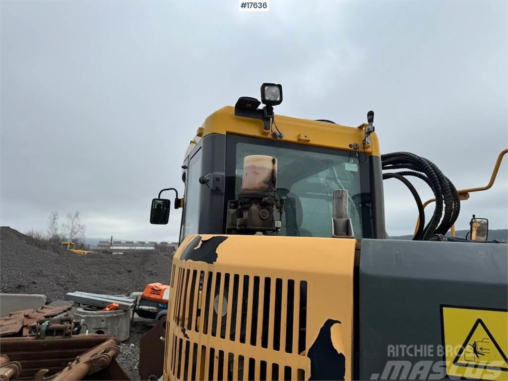 Volvo ECR235CL Tracked excavator w/ bucket and tilt Lánctalpas kotrók