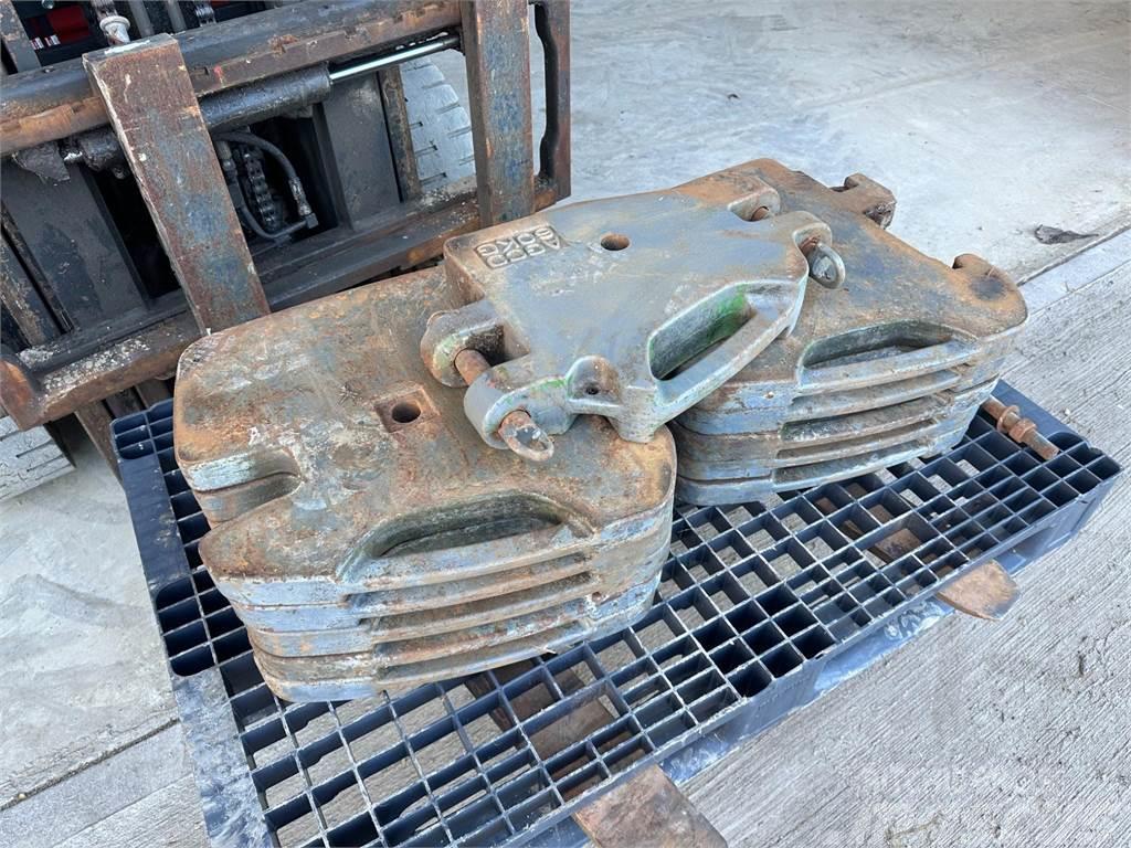 Massey Ferguson Set of front weights with centre tow weight Orr súlyok