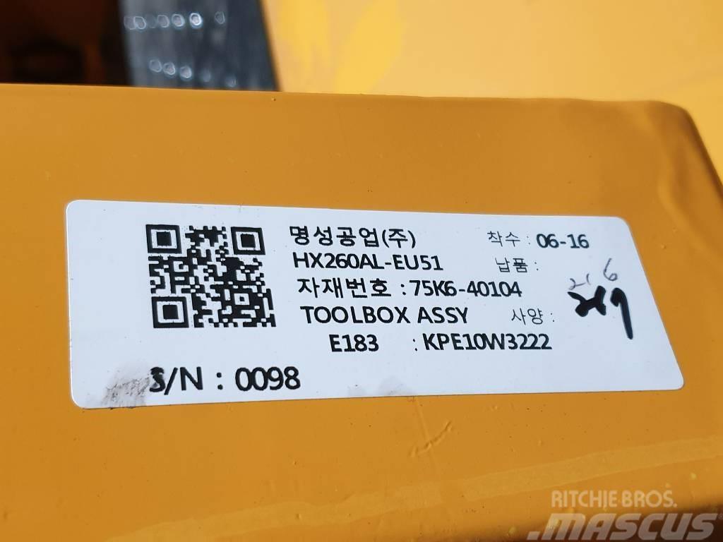 Hyundai HX260AL Toolbox Assy Vezetőfülke és belső tartozékok